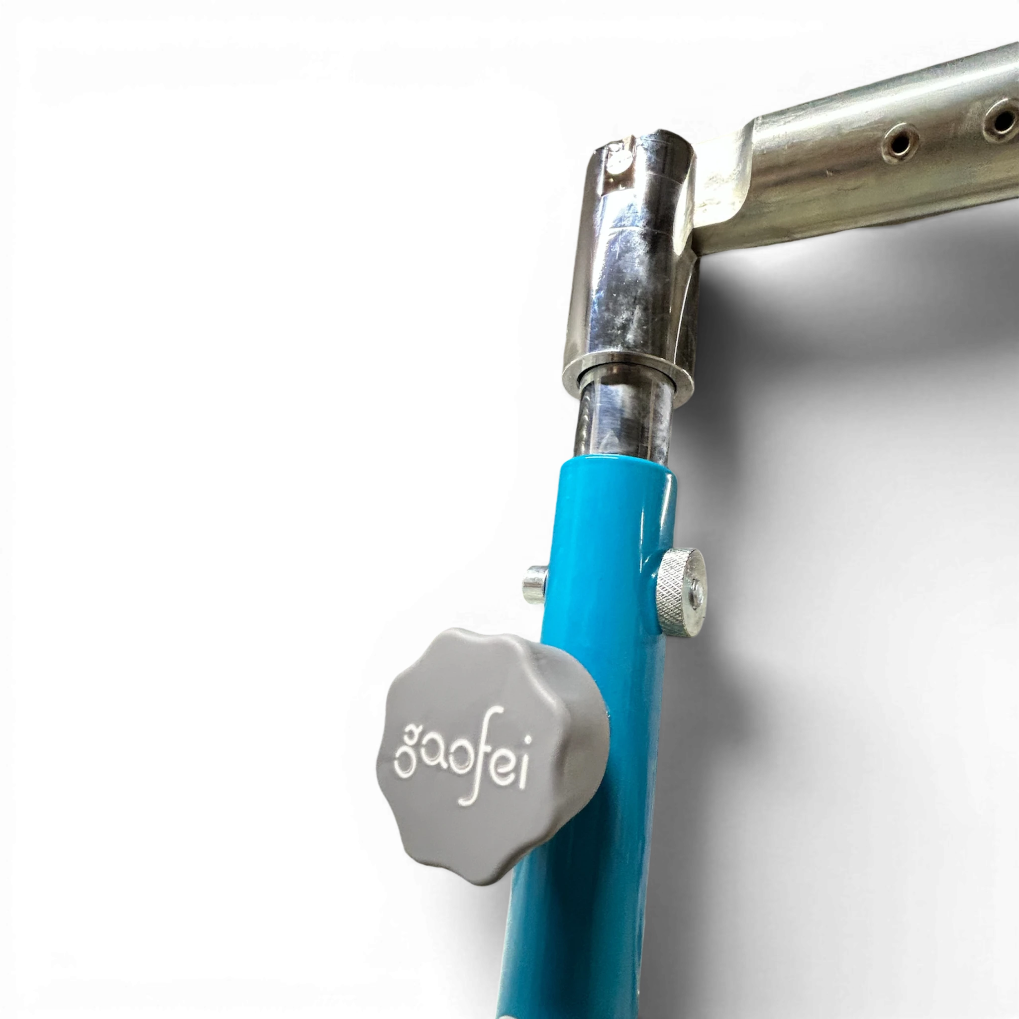 UK Gym Pits Gaofei asymmetric bar height adjustment mechanism with grey ergonomic locking handwheel on blue frame